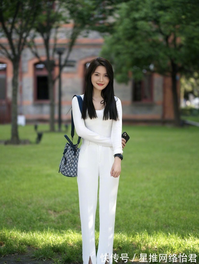 穿搭 裤子下面少穿“凉鞋”,现在流行这样穿,时髦又显高,适合小个子