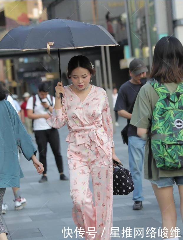 好看|睡衣也能外穿了高级又好看,还真是个时髦的穿搭,出门很吸睛