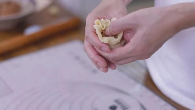 中筋面粉|别人为吃它排几个小时队，我自己在家做，皮薄馅大，酥到掉渣