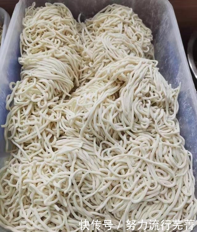 山东大哥制作秘制手工面条,100分完成,即刻售卖