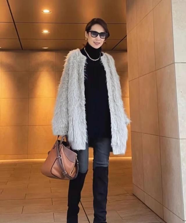 显高显瘦 50岁女人别穿得太花哨,合理配色与得体搭配才高级,时髦又显年轻