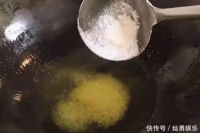  好吃|为啥饭店炒的包菜这么好吃？原来是后厨大师傅往里加了一勺“它”