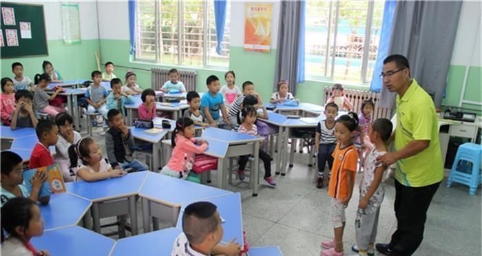 小朋友|孩子上了幼儿园,就不要再给他穿这几种“衣服”了,易伤孩子自尊