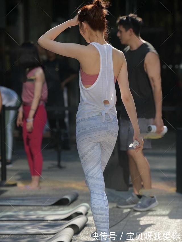 白色 纯白色背心搭配渐变色瑜伽裤,优雅大气,舒适百搭!