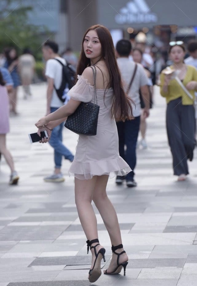 蕾丝 最近很火的黑色束脚高跟，搭配蕾丝卡其裹身裙，时尚气息光芒四射