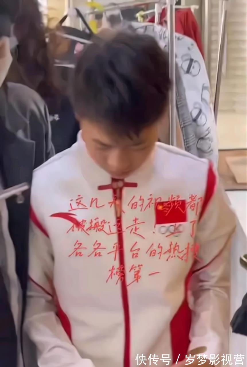 工作人员|全红婵玩游戏忘乎所以被工作人员催促,红姐低头玩根本不搭理-
