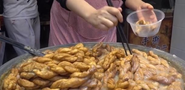 大叔早餐只卖“它”1碗4元,每天能卖6大桶,外地人吃1次就够了