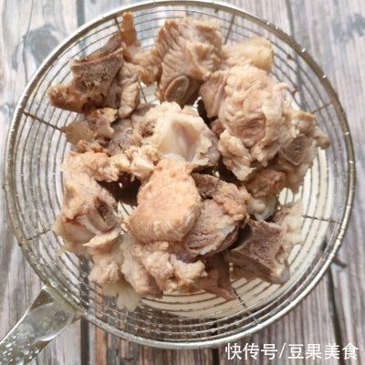 唇齿|排骨玉米菌菇汤一口下肚，唇齿留香