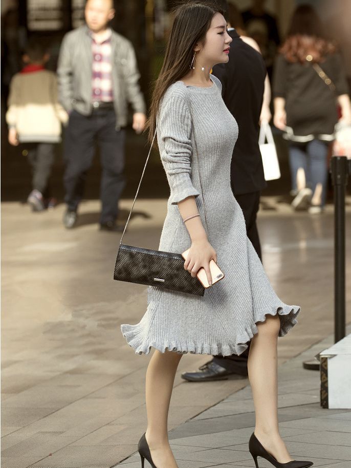 街拍:美女黑色大T恤搭配短裤,身材娇小可人,唯美大气