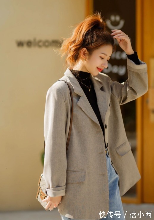 牛仔裤|秋冬不流行露脖子,建议多穿“高领衫”,搭配西装、牛仔裤真高级