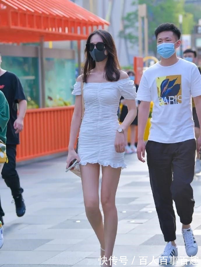 女生们 时尚修身款连衣裙,加上雅致高跟鞋的点缀,温婉清新又靓丽!