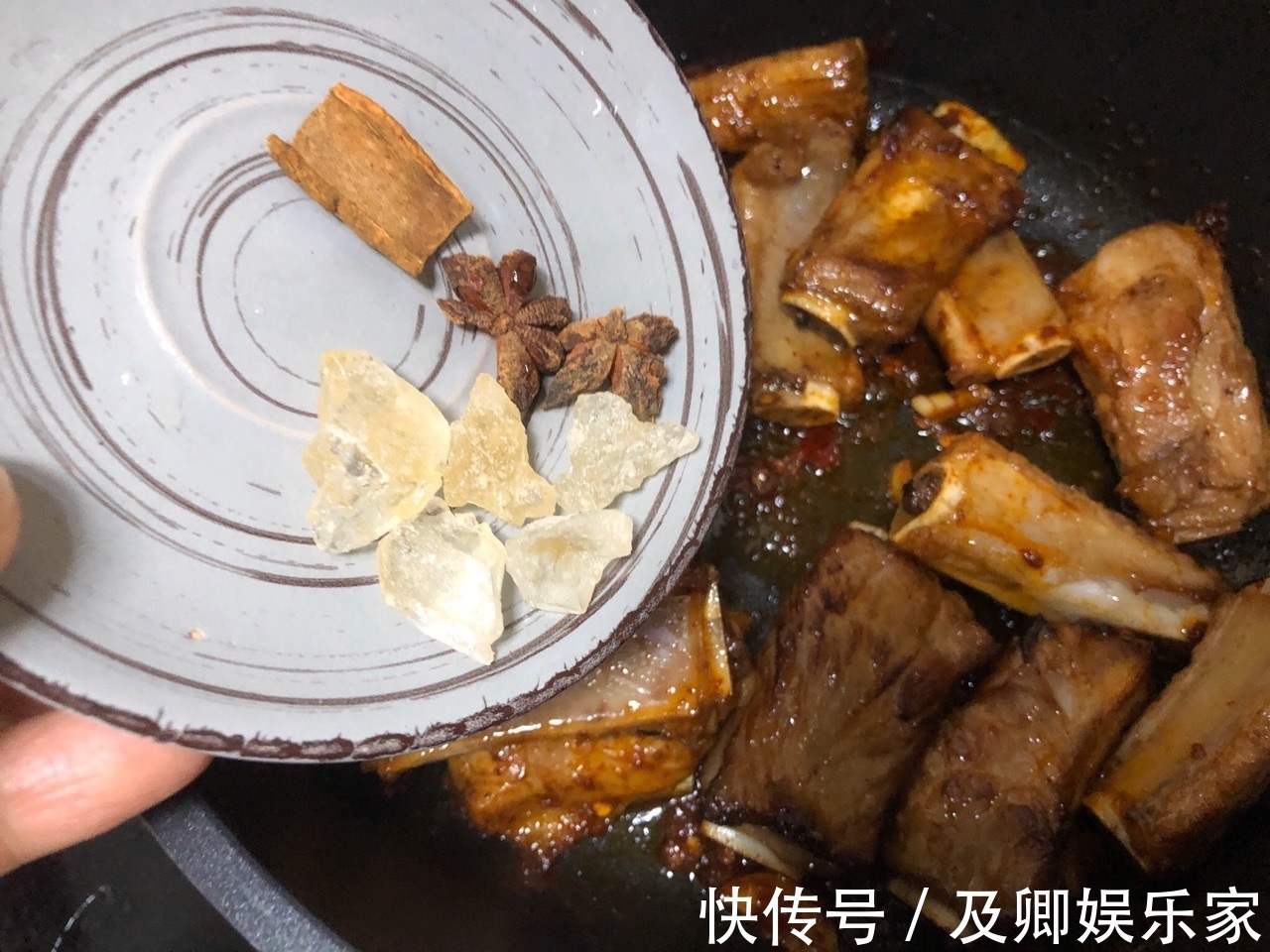 啤酒|家常排骨玉米煲，排骨香嫩肉香十足，营养下饭菜的不二之选！