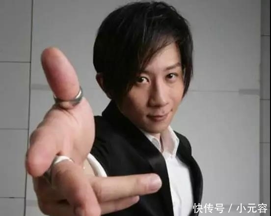 春晚 小岳岳笑场登顶热搜 “葛优躺”26年后再现，网友：春晚很满足