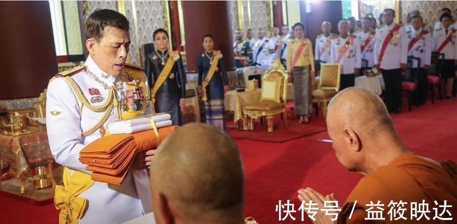 贵妃&苏提达和诗妮娜微笑互动,存在感大增的贵妃,还上了王室合集照