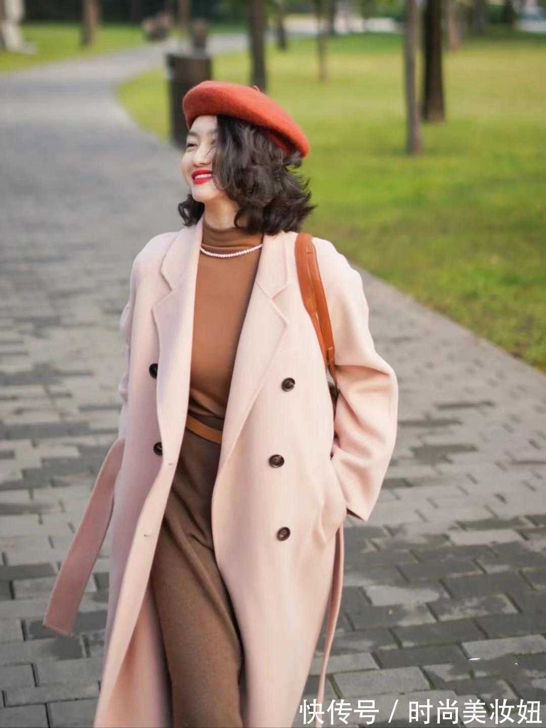 驼色 超显气质的“撞色”穿搭,每一套都很复古优雅,适合40岁女人