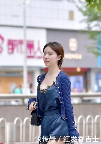 女生|清凉街拍:一个低胸装配披风的时尚女生,你喜欢这样的女生吗