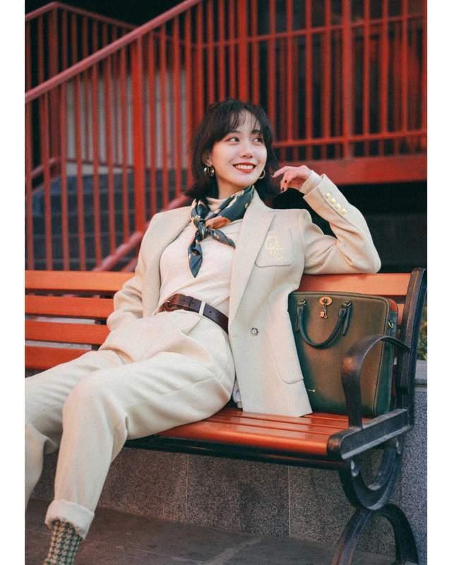 连衣裙 西服不一定配T恤，用抹胸上衣、打底衫和连衣裙搭配，更好看