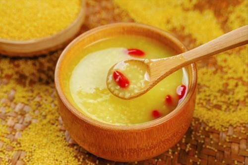 煮小米粥，不要直接加水煮，要想米粥香浓米油厚，就得牢记2窍门