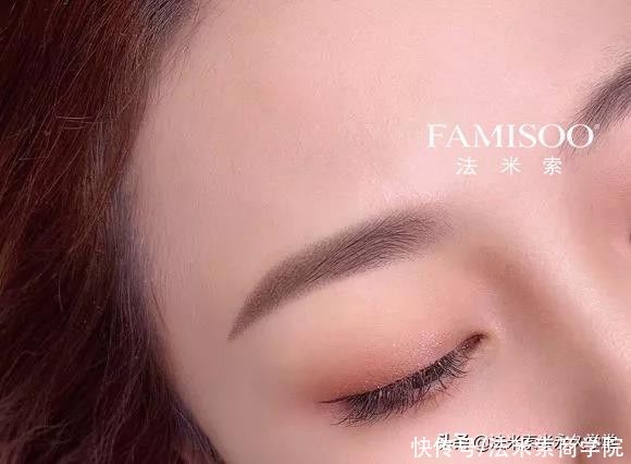 给顾客纹眉时，怎样选择色料的颜色呢？