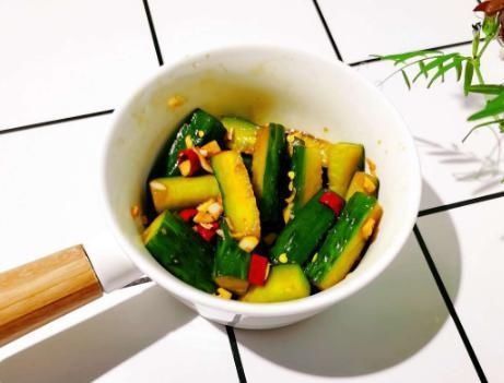 腌黄瓜时,别只会加盐,多加这1点,黄瓜脆爽入味