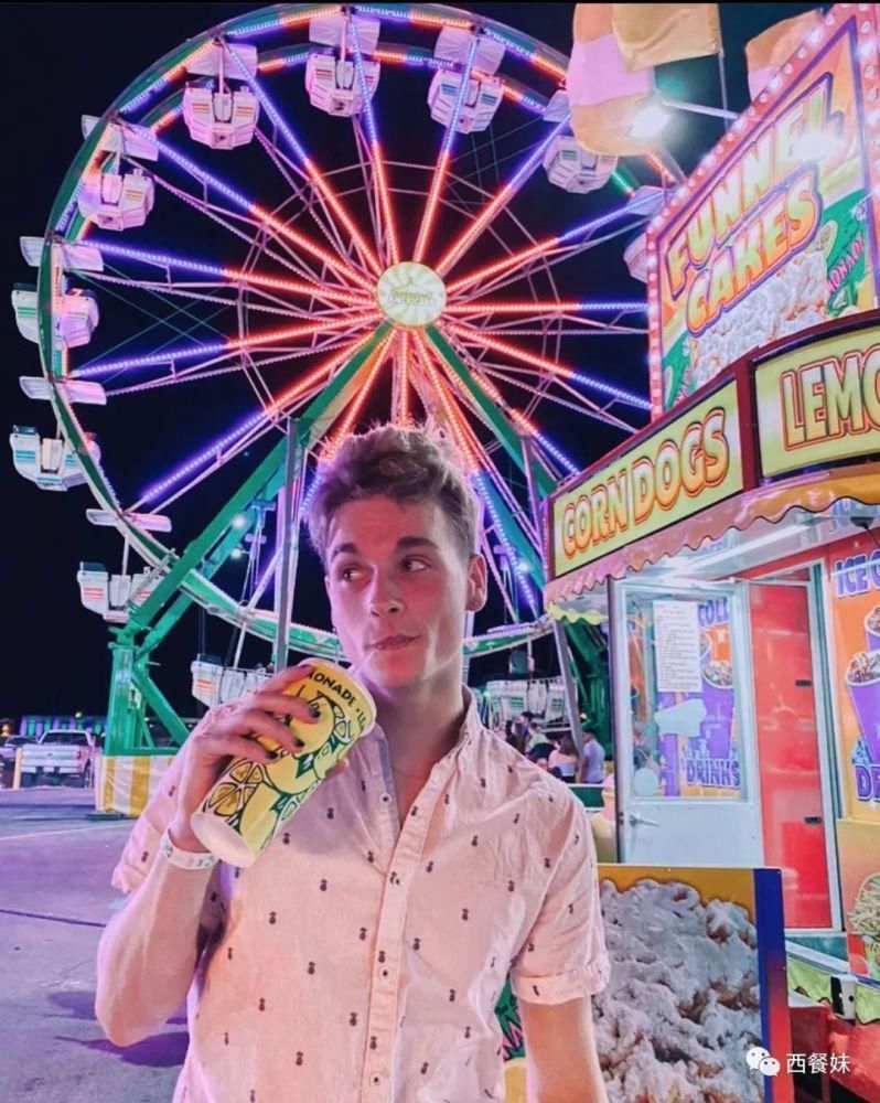 同性恋男生因涂指甲油被休学 引网友不满!25万在线请愿!