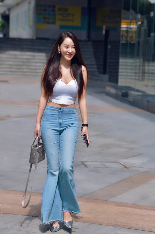 牛仔裤搭配不简单，鞋子搭配很关键，选对才能拥有时尚气质