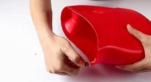 洗衣液瓶身切一圈，挂在卫生间超实用，家家户户都需要一个！