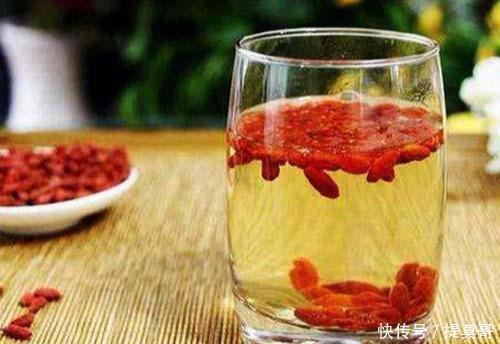 枸杞泡水好处多,特别对于“男同志”前提是要