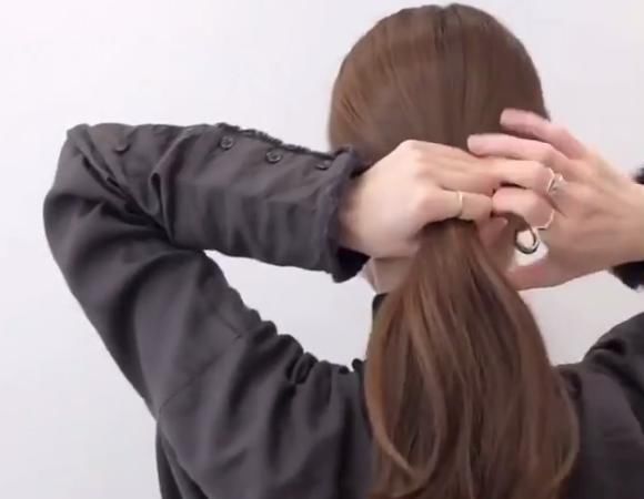 女孩编了款韩式发型后，气质神似韩国女星，女生：一看就会一编就废