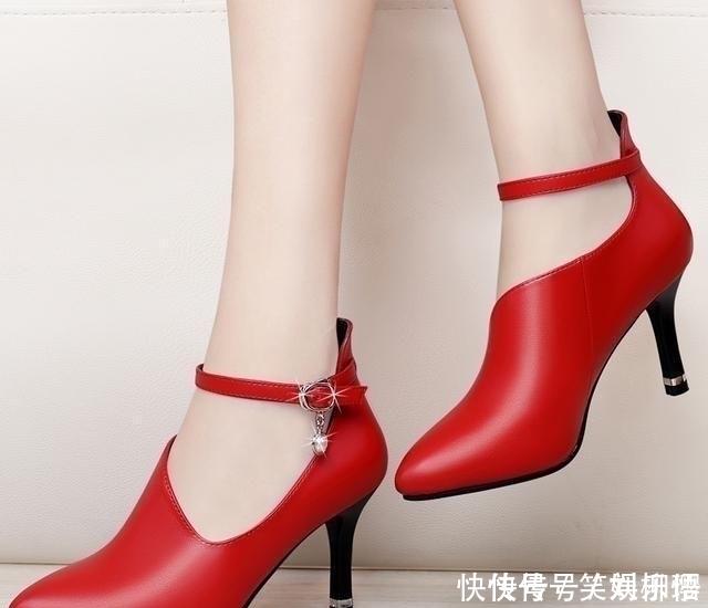 优雅 细跟鞋是女人穿着中优雅的代表,让你尽显十足的女人味儿
