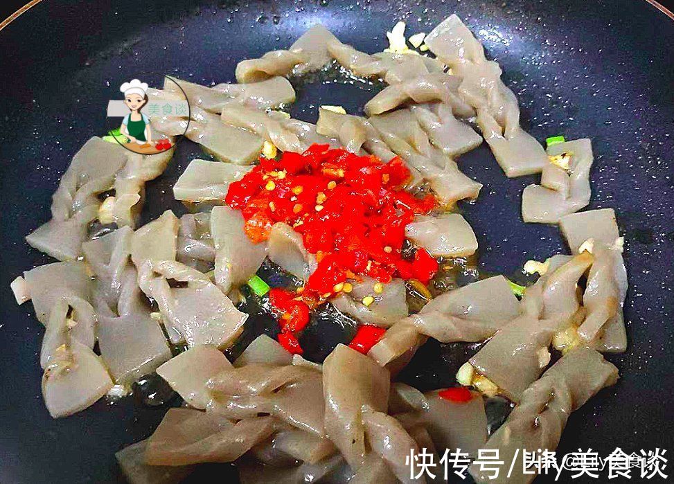 秋天，家人就爱吃这素菜，不放肉也很香，每次炒一盘，上桌不够吃