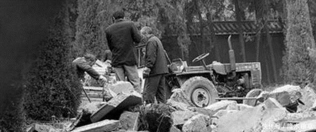 尸骨|李鸿章墓地2块金砖60斤，尸骨被拖拉机拖毁！