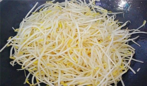 自己在家发的豆芽,这样简单一做,出锅太下饭,给红烧肉也不换