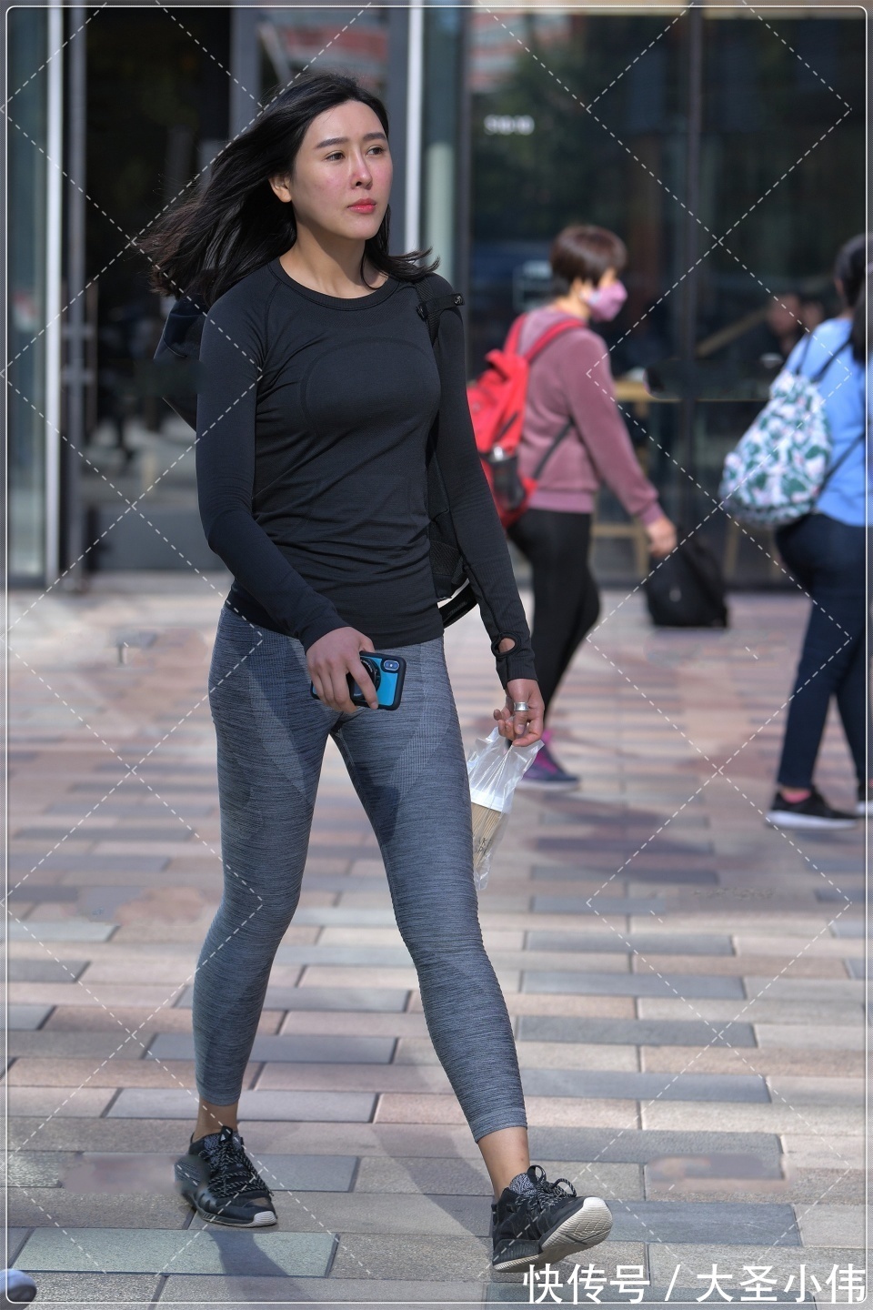 美女|美女街拍:这女人一看就不好惹,呈现完美的腿部线条,估计娶回家不会太好过