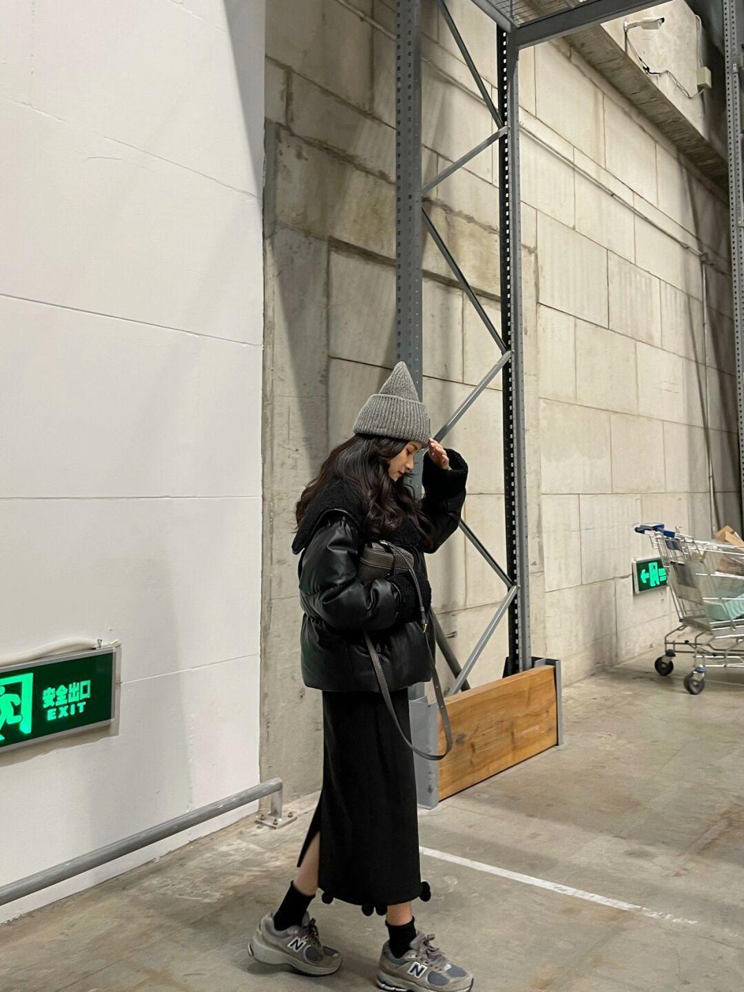 黑白配 简单的黑色羽绒服低调又大气,今冬备上一件,长款短款都好看