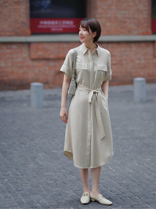 中年 4、50岁的女人,建议不要穿高跟鞋!今年流行这3种平底鞋,特时髦