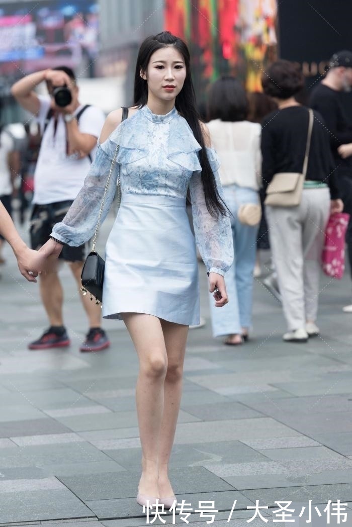 设计|美女街拍灰色短款裙,展现手臂独特的美感,迷人的锁骨