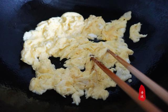 又白又松软的包子,馅料鲜嫩适口,配上小米南瓜粥,吃得美美哒