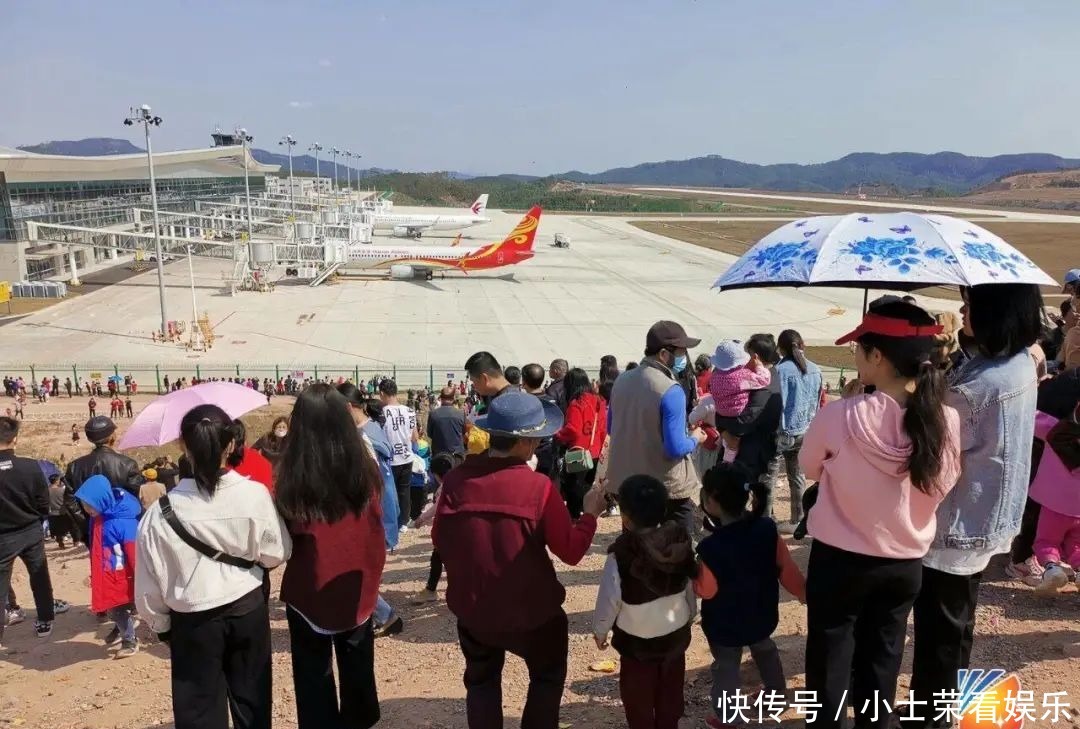 广西一机场成春节打卡景点，满山坡地摊生意火爆