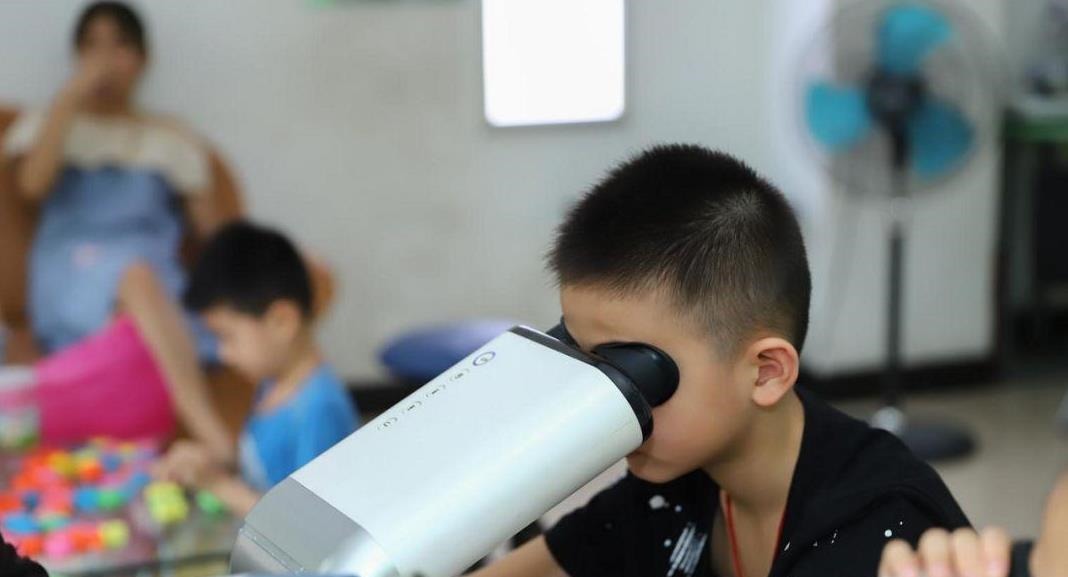 配眼镜|孩子近视,爸爸不许配眼镜,配一次摔一次,眼科医生:真是太无知