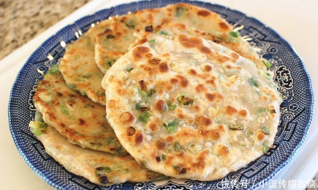 轻松|超级外酥里软的葱油饼!不用发酵,新手也能轻松搞定!
