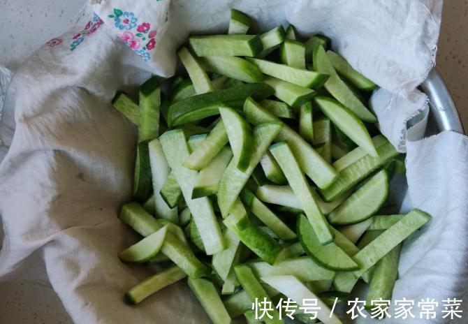 晒萝卜干的时候到了，爽脆开胃越嚼越香，教你在家做，干净零添加