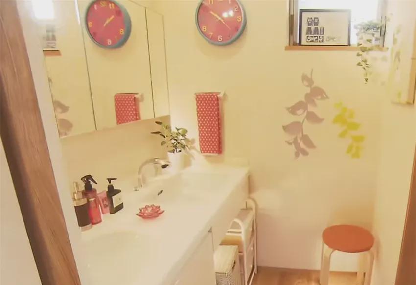 棉被|日本五个女生共睡一屋,用棉被隔开当房间,过着极致蜗居的生活