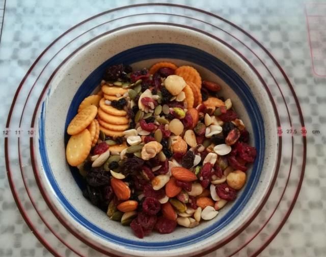 外面卖好几十块钱一斤的雪花酥，教你自己在家做，香甜酥脆超好吃