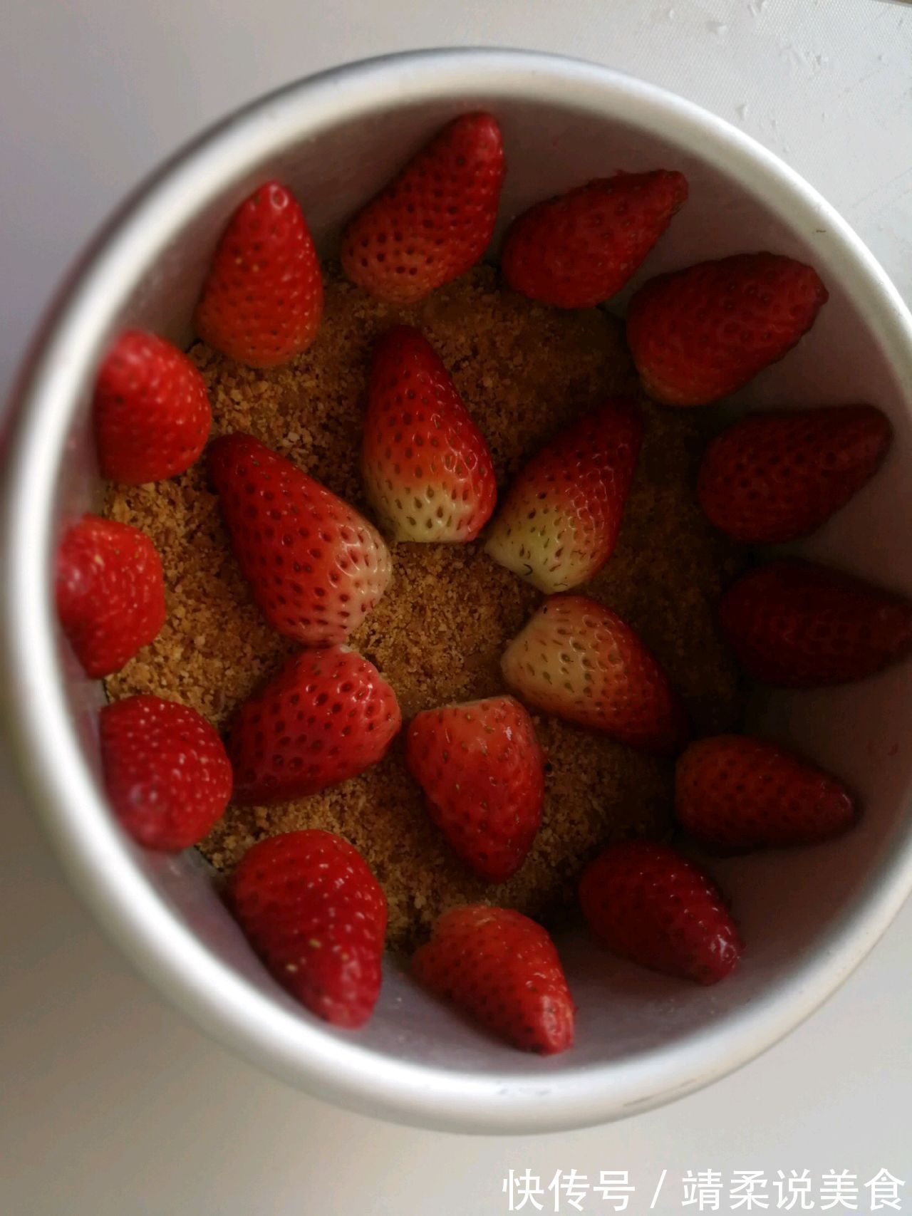 生乳酪草莓慕斯蛋糕，不仅颜值高，味道也甜美