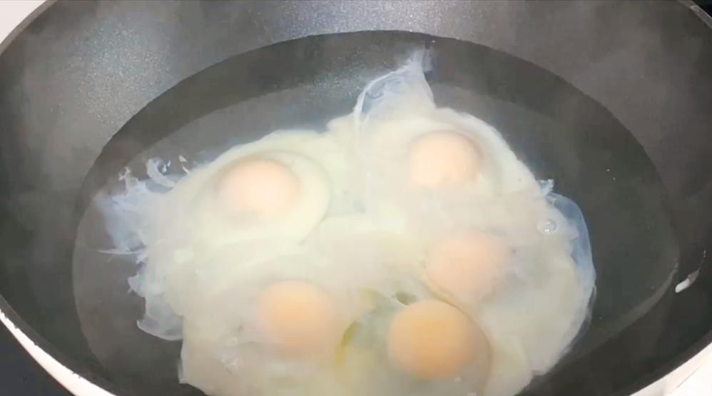  荷包蛋|煮荷包蛋，水开下锅是不对的！学会这个技巧，鸡蛋完整嫩滑不粘锅