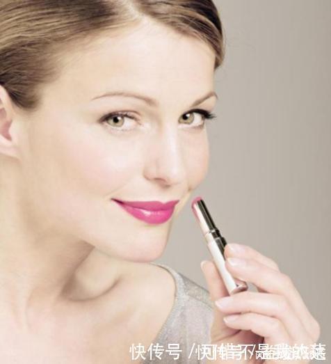 女生 女生涂口红时,千万别有这4个“习惯”,不然再贵口红都掉色沾杯