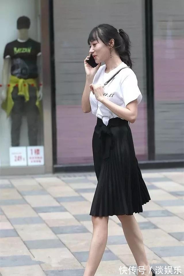 搭配 美女一双白色的高跟凉鞋增加她的身高,又能够展示出她迷人的姿态