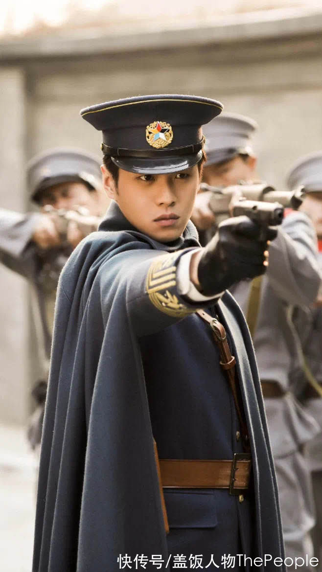 同样是演军人，肖战张译气场强，黄景瑜像小混混，差别在于体态？