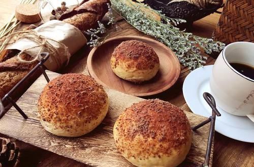 适合小朋友吃的小餐包,奶香浓郁,烤好第二天依然松软Q弹